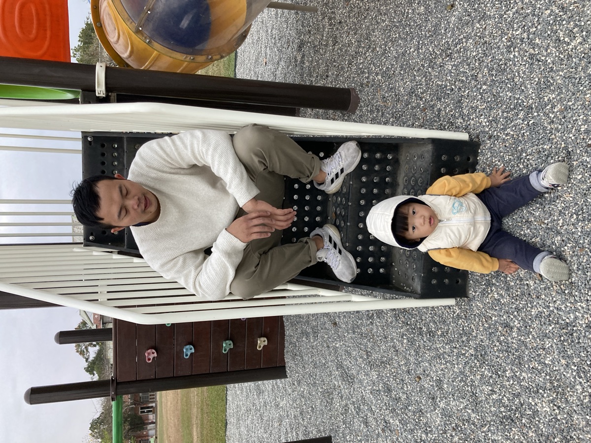 Shawn 在公園陪孩子玩(父親身份側拍)